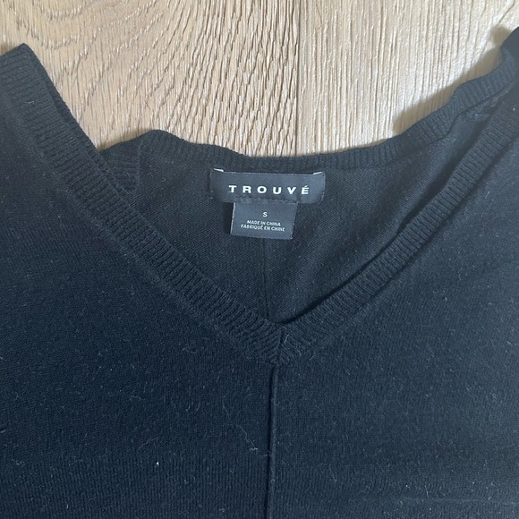 Trouve Black V-Neck Light Pullover Sweater - Picture 4 of 4